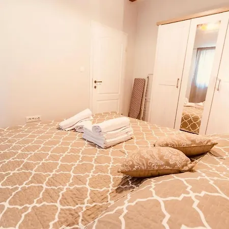 Vintage Apartment *